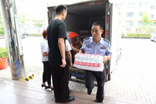 乾港慰問(wèn)一線干警 乾港慰問(wèn)一線干警